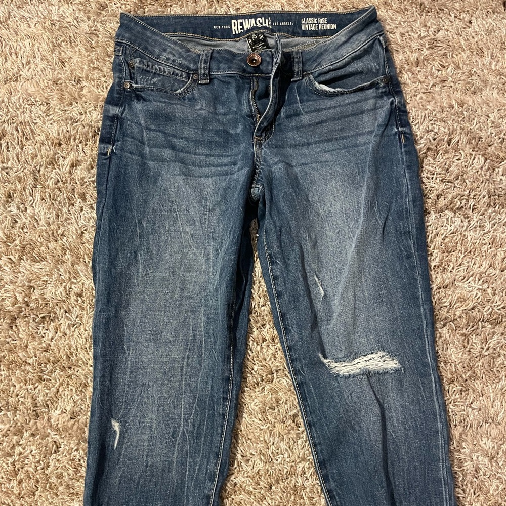 Distressed low rise capri jeans